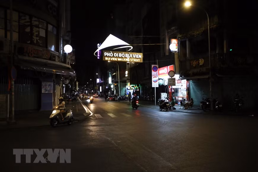 裴援步行街的酒吧和餐饮店闭门谢客。越通社记者 成忠 摄