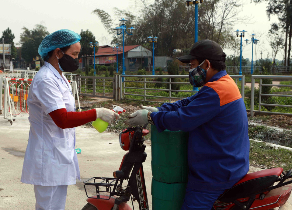 医务人员喷雾洗手液。（越通社记者黄孟雄 摄）