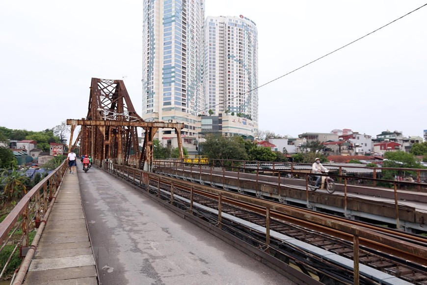 这几天，龙边桥上的行人寥寥无几。越通社记者 英俊 摄