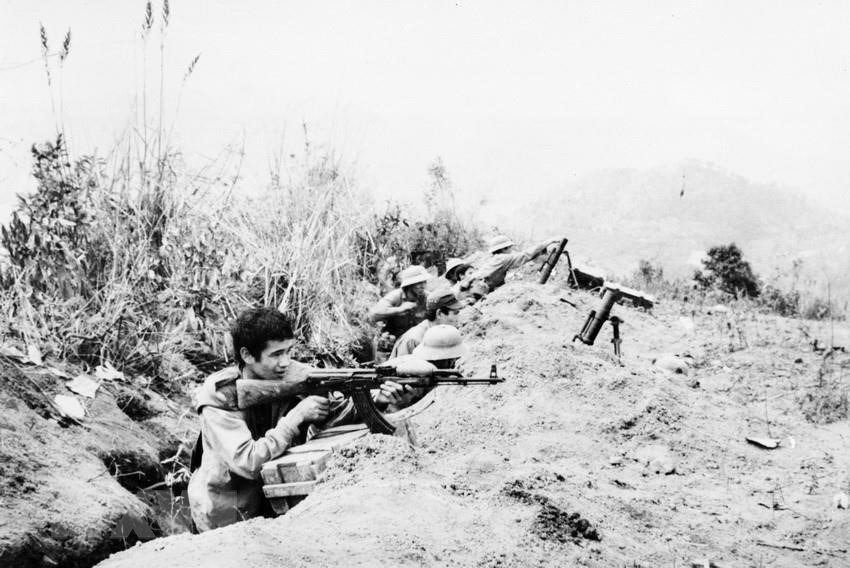 1979年2月20日早上9点15分，谅山省部队3号小团10号大队战士攻击敌军，夺回文朗县三隆乡绿树丘和周景丘。（图自越通社记者河越 摄）