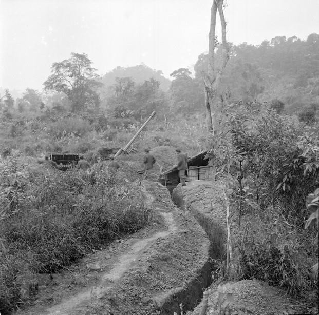 河宣战场M68号团三号炮兵小团七号大队战士为下一轮攻击做准备。（图自越通社记者明禄 摄）