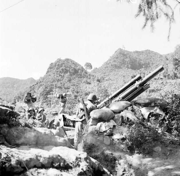 河宣战场上炮兵团的战士向前进。（图自越通社记者明禄 摄）