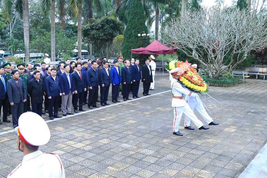 2020年1月21日，河江省人民委员会、人民议会、省委等机构代表团在渭川国家烈士陵园上香。（图自越通社记者铭心 摄）