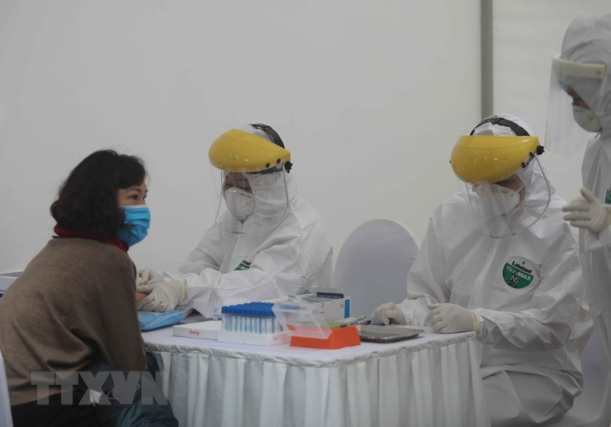 医务人员向疑似病例提取检测样本。越通社记者 青松 摄