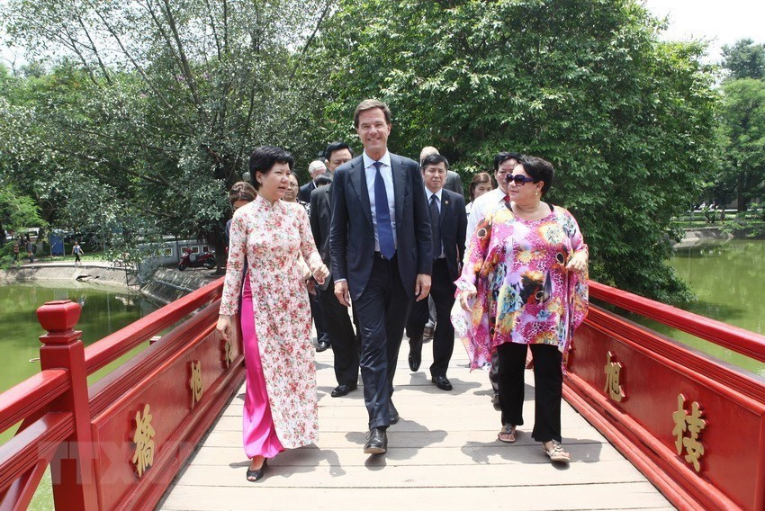 首次访越期间，荷兰首相马克•吕特参观了首都河内的玉山祠。（图自越通社）