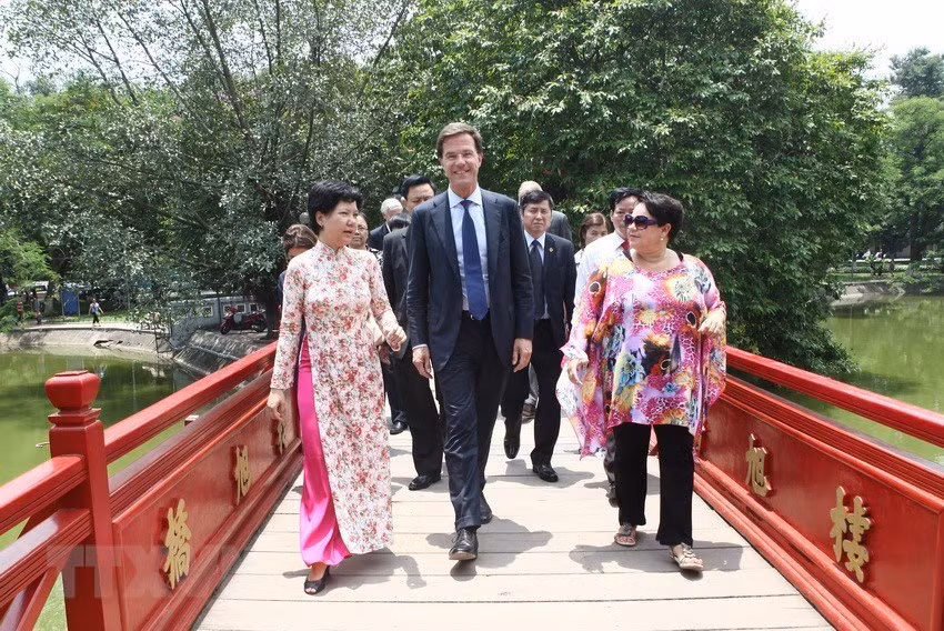 首次访越期间，荷兰首相马克•吕特参观了首都河内的玉山祠。（图自越通社）