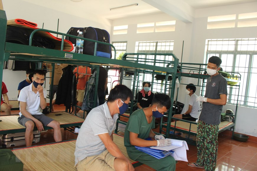 战士们记录韩国归国越南公民的身体状况。越通社记者 潘六 摄