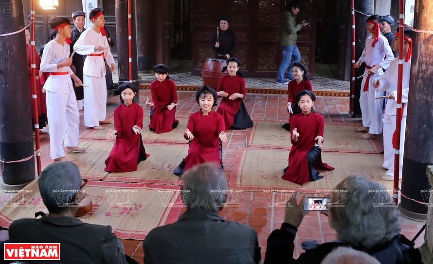 作为举办古村春曲游的第一处遗产，雄卢祠亭成为了春曲的特别舞台。（图自越通社/越南画报）