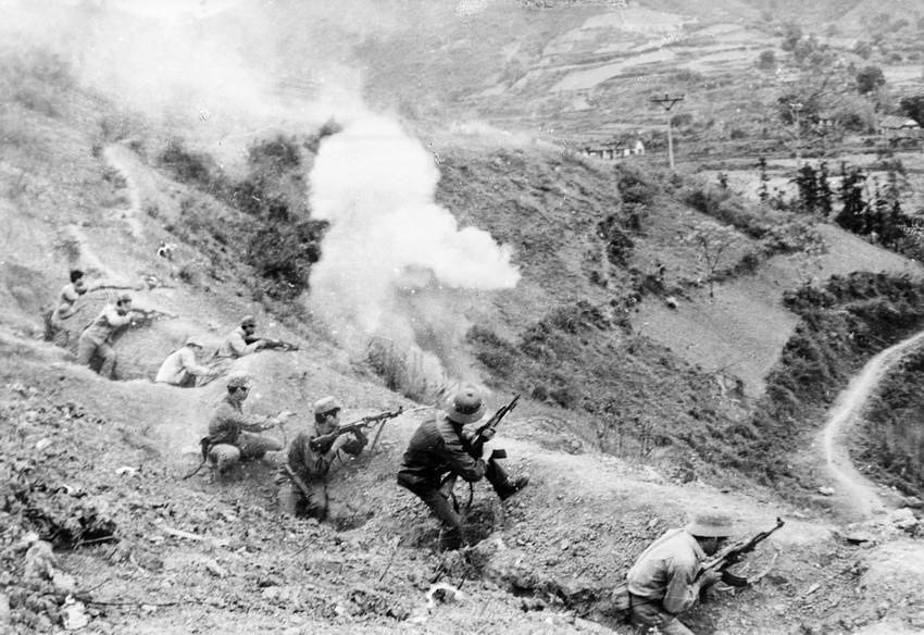 1979年2月，公安和武装力量英勇战斗以保护谅山省同登堡垒。（图自越通社）