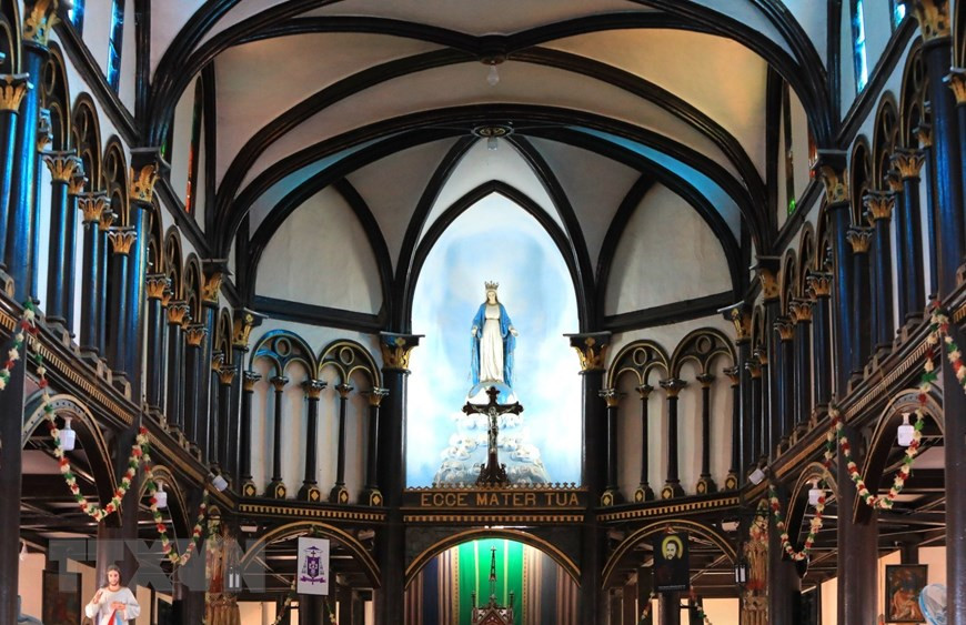 无论是建材还是建筑物上的细节都充分体现西原人民独特的文化信仰特点。（越通社记者成达 摄）