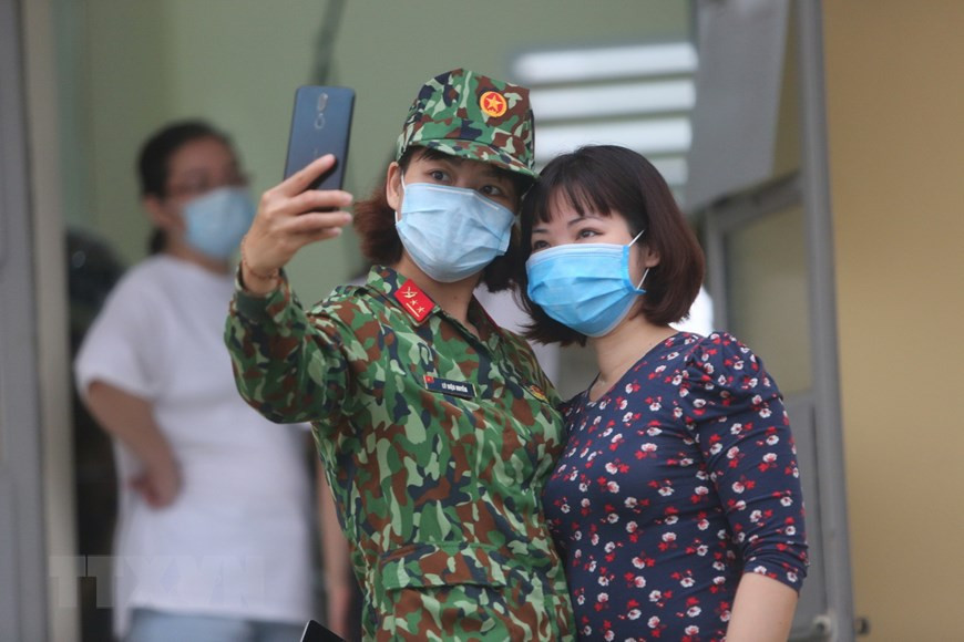 集中隔离期结束后，干部战士与公民拍照留念。越通社记者 杨江 摄