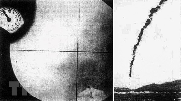 1965年4月4日在清化省天空上，美国战斗机F-105“雷公”被越南空军米格17（MiG17）击落。（图自越通社）