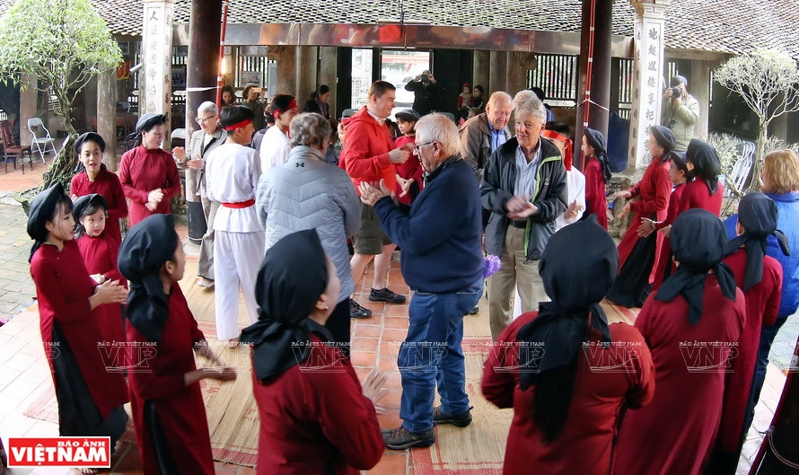 在300多年的古祠里欣赏本地人演唱春曲，游客会格外赏心悦目。（图自越通社/越南画报）