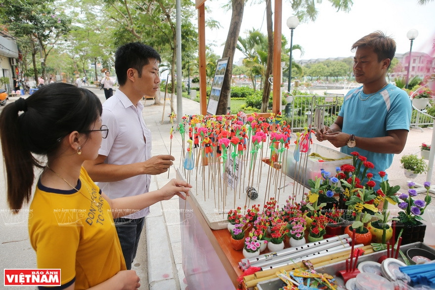 凭借艺人灵巧的双手、丰富的想象力和创造力，绚丽多彩的面团变成小巧玲珑的玩具。图自越通社越南画报。