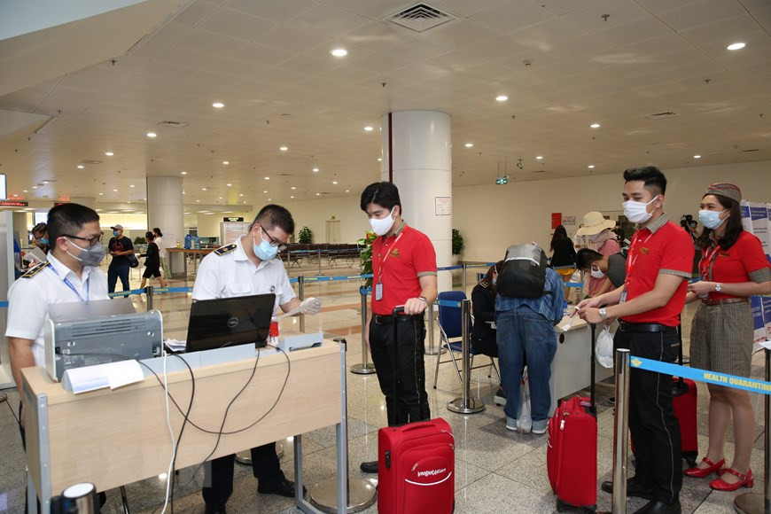 越捷航空公司的飞行团提交《健康申报表》。越通社记者 杨江 摄