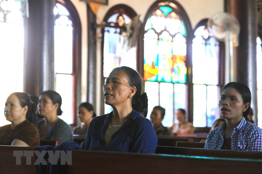 当地信徒来昆嵩木质教堂做礼拜。（越通社记者成达 摄）