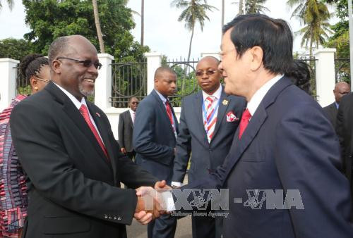 坦桑尼亚总统马古富力迎接张晋创主席一行。（图片来源：越通社）