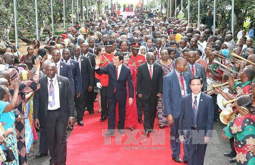  坦桑尼亚总统马古富力在总统府举行最高规格仪式欢迎越南国家主席张晋创和越南高级代表团到访。（图片来源：越通社）