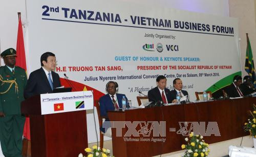  张晋创主席在论坛上发表讲话。（图片来源：越通社）