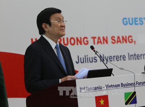  张晋创主席在论坛上发表讲话。（图片来源：越通社）