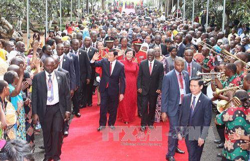  坦桑尼亚总统马古富力在总统府举行最高规格仪式欢迎越南国家主席张晋创和越南高级代表团到访。（图片来源：越通社）