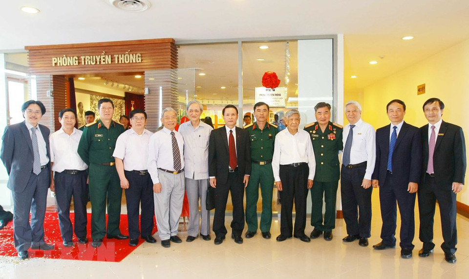 值此出席越南通讯社与304师团-光荣师团缔结友好关系55周年纪念仪式之际，原越共中央总书记黎可漂同越通社领导合影。图自越通社