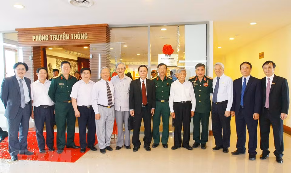 值此出席越南通讯社与304师团-光荣师团缔结友好关系55周年纪念仪式之际，原越共中央总书记黎可漂同越通社领导合影。图自越通社