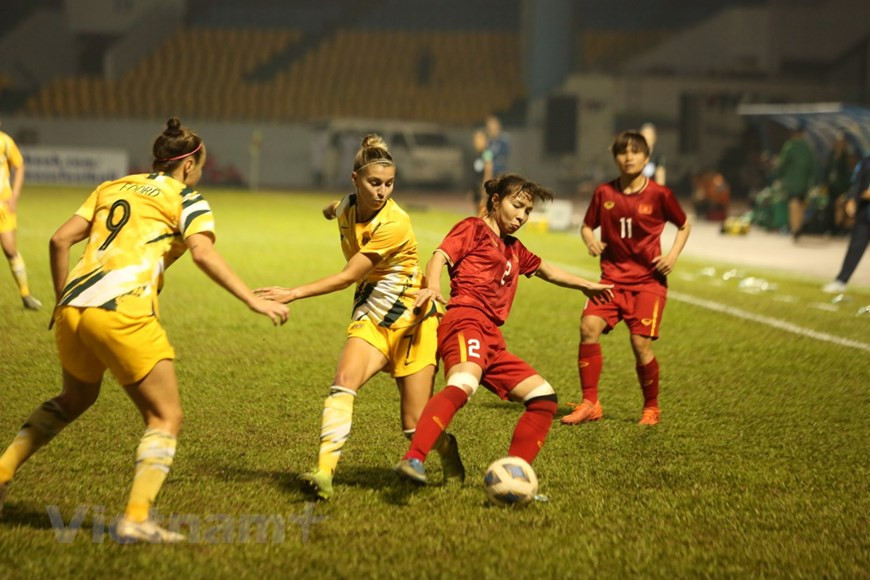 越南女球员们以顽强地意志力与对手争球。图自越通社