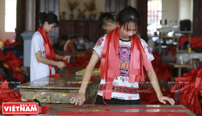 慈云村年轻人继承前辈的传统行业。图自越通社/越南画报