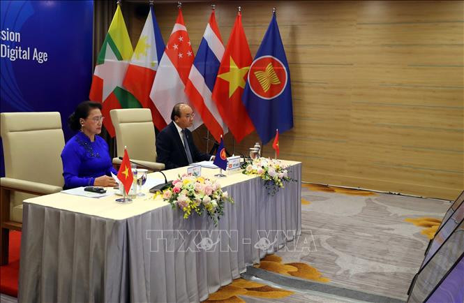 越南政府总理阮春福和国会主席阮氏金银共同出席会议。图自越通社