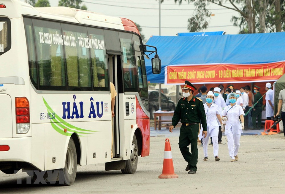 医务人员在海防市永宝县执行任务。图自越通社