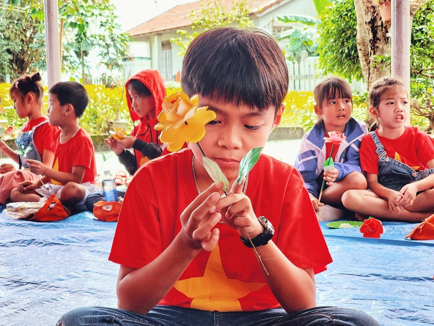 为了将制作技巧达到技术熟练水平，前辈给后辈传艺的传统得到村民保留和发扬，将传统手工艺世代相传。图自越通社