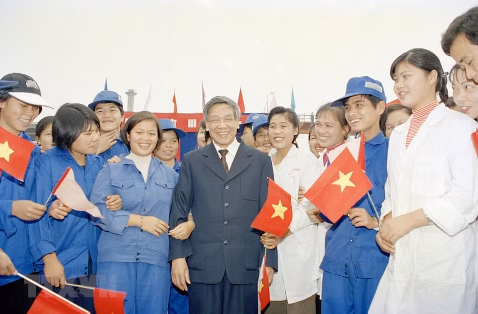 1998年12月27日，黎可漂总书记同高平省食糖生产厂工人亲切交谈。图自越通社