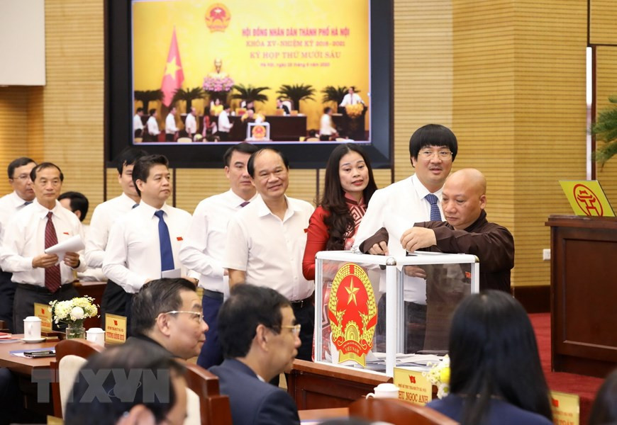 河内市委副书记朱玉英以将近100%的赞成率（在96票中获得95票赞成）当选河内市人民委员会主席（任期2016-2021年）。图自越通社