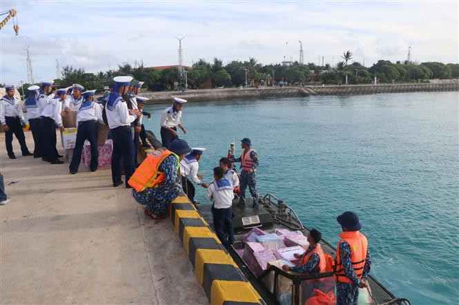 长沙群岛生存岛战士们从船上卸货。（越通社记者阮文日 摄）