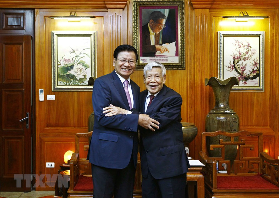 值此2017年10月3日对越南进行访问之际，老挝总理Thongloun Sisoulith看望原越共中央总书记黎可漂。图自越通社