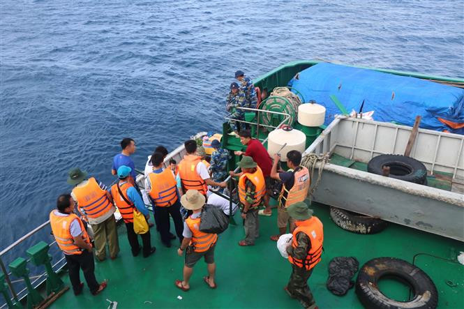 战士们把2020庚子年春节年货从561号海军船运到快艇上，准备送往长沙群岛速珊礁。（越通社记者阮文日 摄）