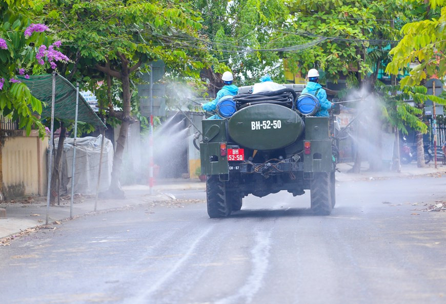 专用车在岘港市山茶郡各条街道上喷洒消毒液。图自越通社