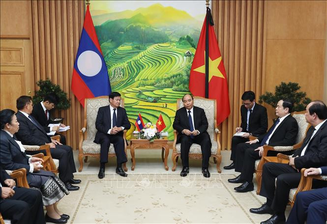 越南政府总理阮春福同老挝总理通论·西苏里举行会谈。图自越通社