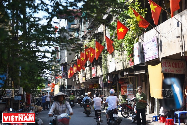 慈云村缝制的国旗现身河内大街小巷。图自越通社/越南画报