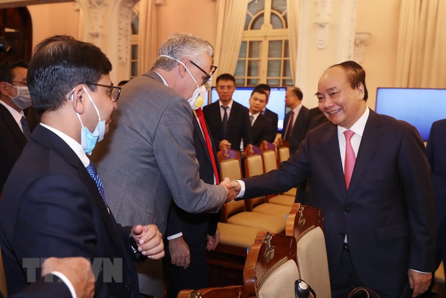 越南政府总理、2020年东盟主席阮春福同各国驻越南大使馆代表会面交流。图自越通社