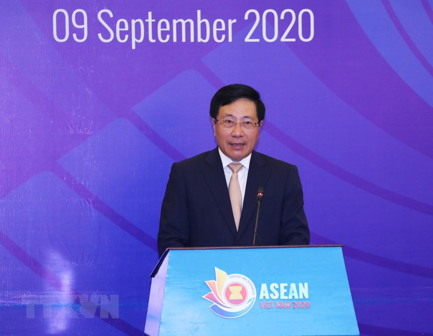 越南政府副总理、外交部长范平明在会上致辞。图自越通社