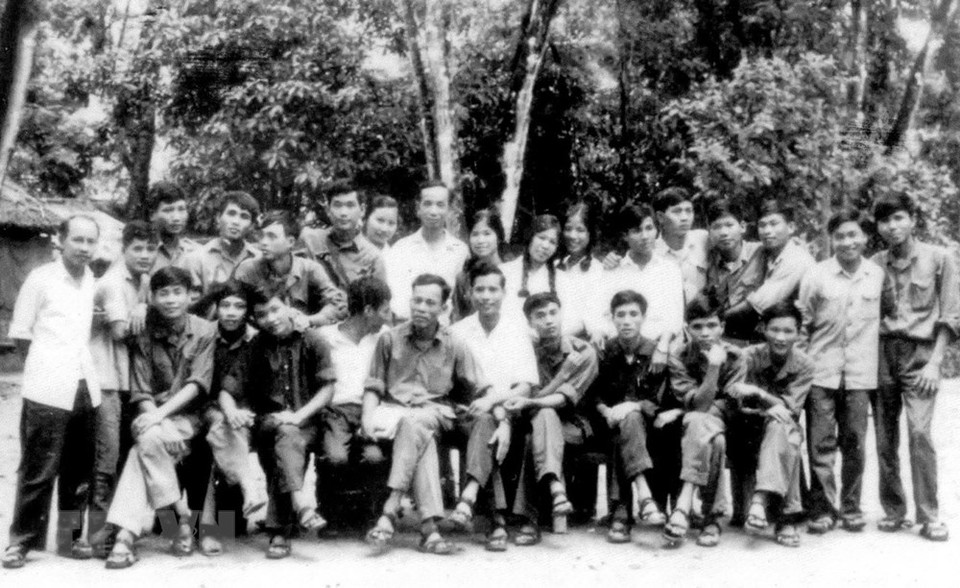 1974年10月，解放通讯社记者在V区茶怒基地作业。图自解放通讯社图片资料库