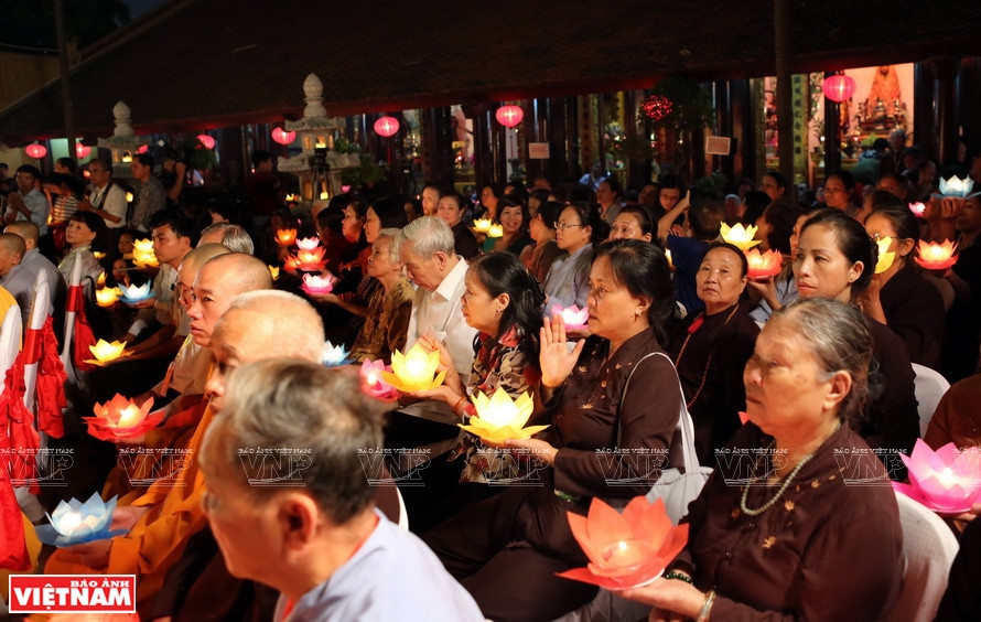 祈祷国泰民安的放灯仪式早已成为越南佛教意义重大的传统礼仪。图自越通社越南画报
