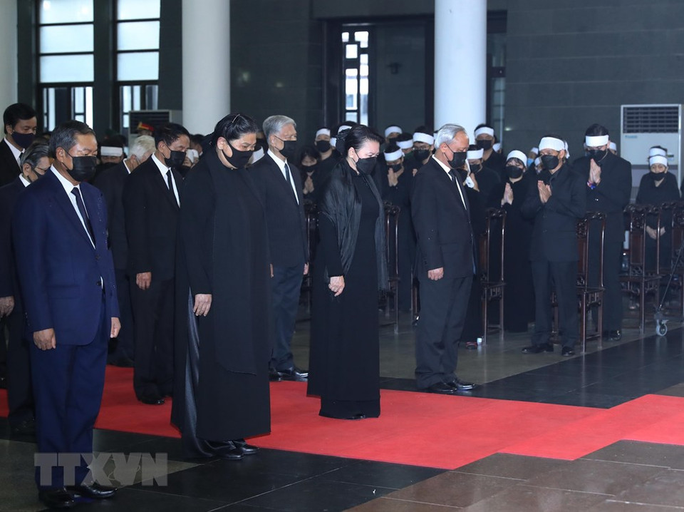 以越南国会主席阮氏金银为团长的越南国会代表团向黎可漂同志致哀。图自越通社