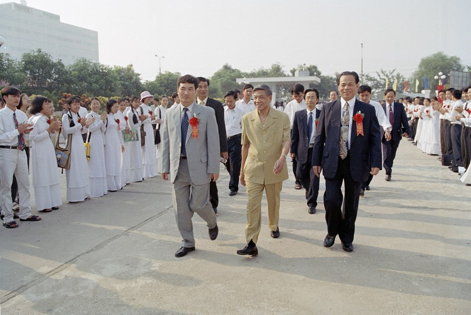 值此越南河内国家大学2000-2001学期开学之际，2020年8月19日，黎可漂同志探访越南河内国家大学。图自越通社