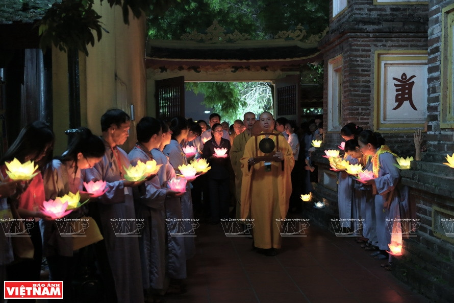 在镇国寺举行的盂兰盆节。图自越通社越南画报