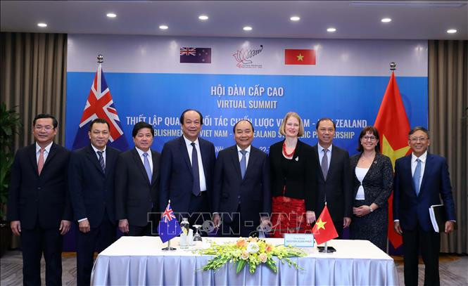 阮春福总理同出席会谈的的越南官员、新西兰驻越大使温迪·马修斯(Wendy Matthews)合影。图自越通社