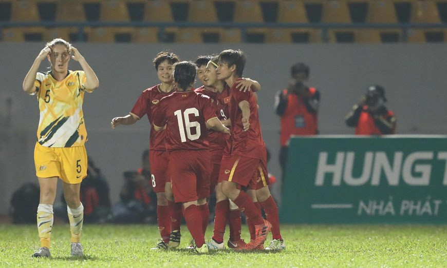 这被视为越南女足的历史性一球。图自越通社