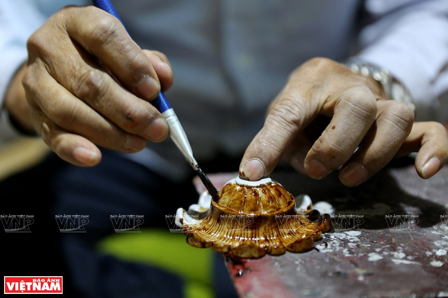 上胶工序。图自越通社